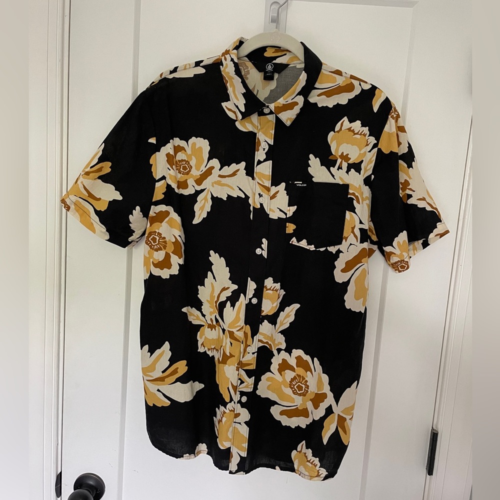 Volcom Short Sleeve Button Up - Mens Large - Good shape, no stains or rips.